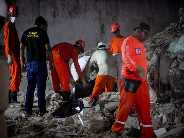 000000000Bombeiros encerram os trabalhos nos escombros do edifício Leme