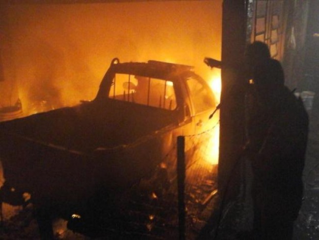Carro pega fogo em garagem de casa em Tupanciret
