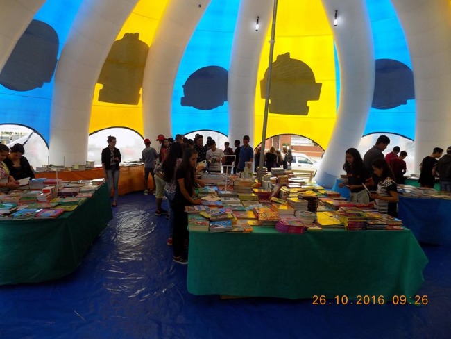 A 12  Feira do Livro iniciou pela manh e segue tambm a tarde a Exposio de Livros no Lono