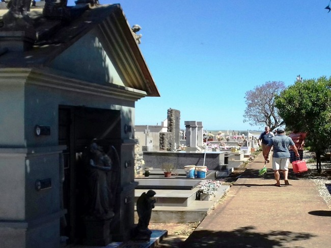  Movimentao intensa neste final de semana vspera de Finados no Cemitrio Municipal