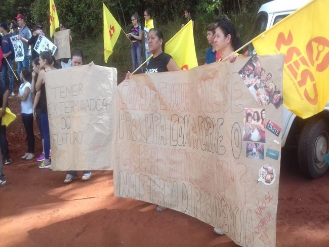Grupo protestou em frente a 10 Colheita da Soja RS