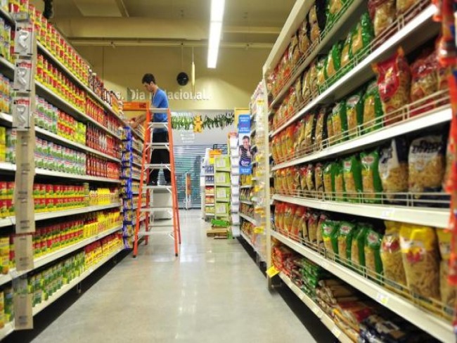 Temer assina decreto que facilita funcionamento de supermercados aos domingos e feriados