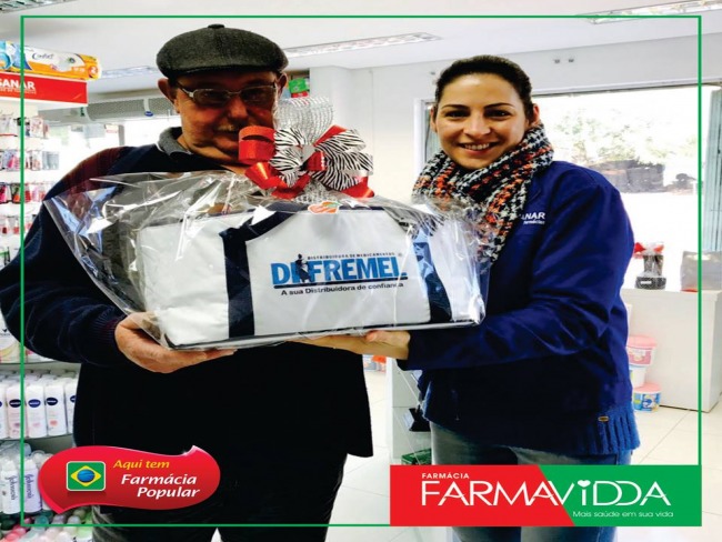 Farmavidda entrega cesta de presentes em homenagem ao Dia dos Pais
