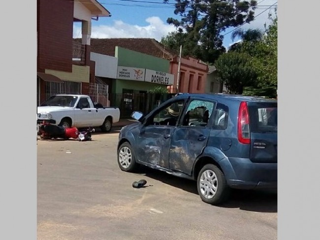 Trnsito: acidente entre carro e moto na Padre Roque