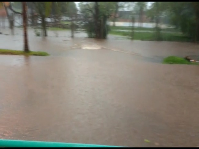 Chuva forte causa alagamento em avenida do Centro 