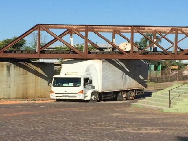 Caminho tem ba entalado em viaduto