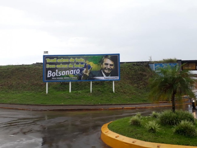 Outdoor de Bolsonaro divide opinies