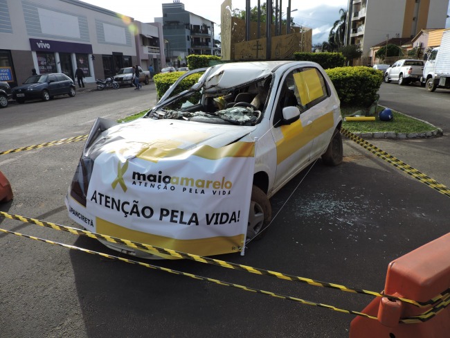 Movimento Maio Amarelo: carro batido serve de alerta para campanha de conscientização