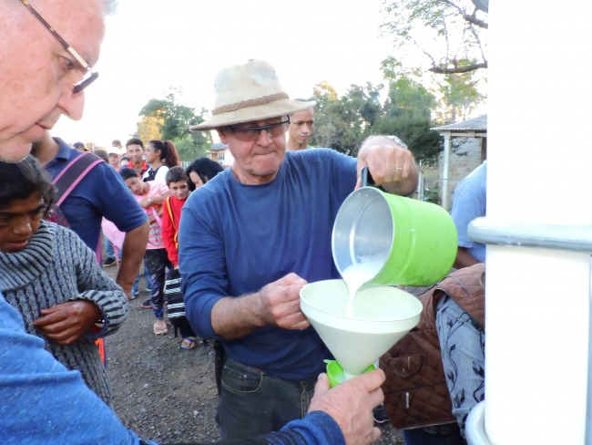 Produtor rural realiza doao de leite