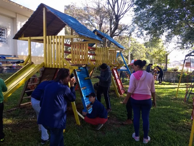 Mutiro para revitalizar escola em dia de folga