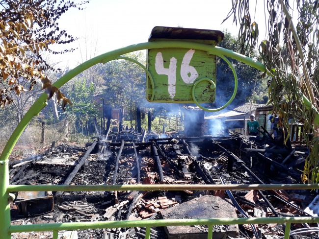 Casa   destruda pelo fogo no Quadro do Frigorfico 