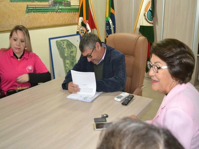 Prefeito assina Termo de Fomento em favor da Liga Feminina de Combate ao Cncer