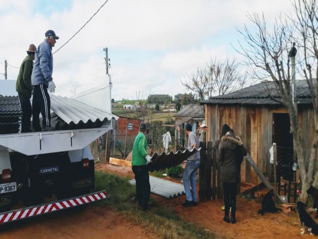 Executivo realiza entregas de telhas de amianto para atingidos por granizos