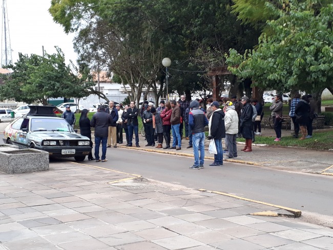 Protesto contra mdico rene manifestantes em frente  Prefeitura