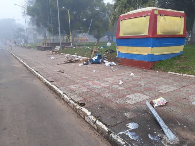 Motorista invade a Praa Cel Lima