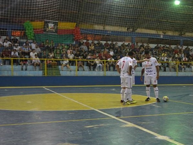 Tricolor enfrenta o lanterna da chave