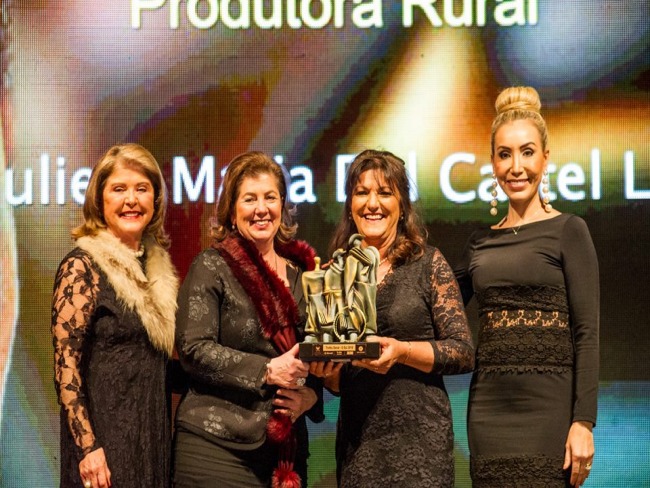 Julieta Dal Castel Lopes recebe Troféu “Senar - O Sul” na categoria Produtora Rural 2018.