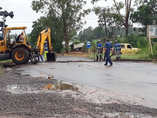 Mesmo com chuva empresa RUMO conclui melhoria sobre passagem de nvel