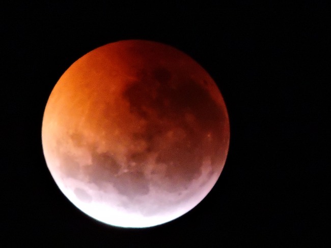 Madrugada de eclipse, superlua e 'Lua de Sangue'
