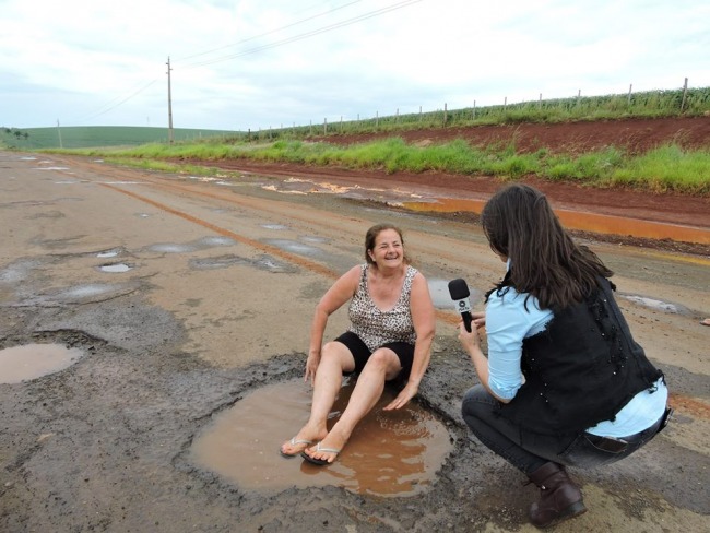 ERS 377: moradora senta em buraco de rodovia durante reportagem