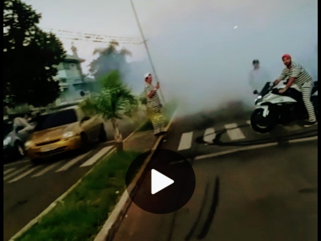 Zerinho: motociclista abusa da sorte em manobra ilegal 