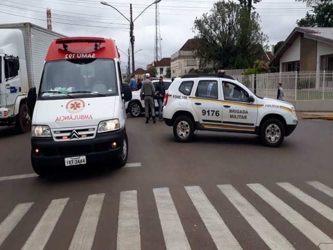 Acidente de trnsito entre carro e moto na Vaz Ferreira 
