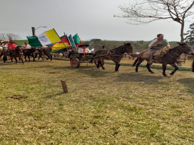 Tradicionalistas de Tupanciretã participam da geração da Chama Crioula em Tenente Portela