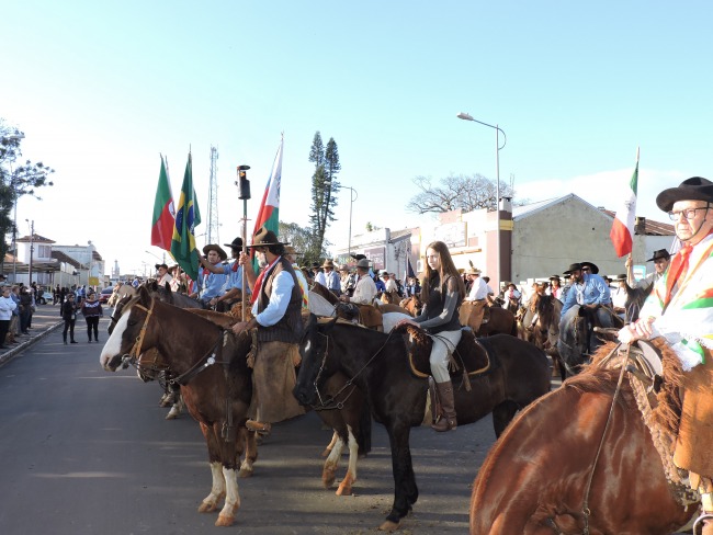 Chegada da chama crioula  Praa Cel. Lima d incio a Semana Farroupilha