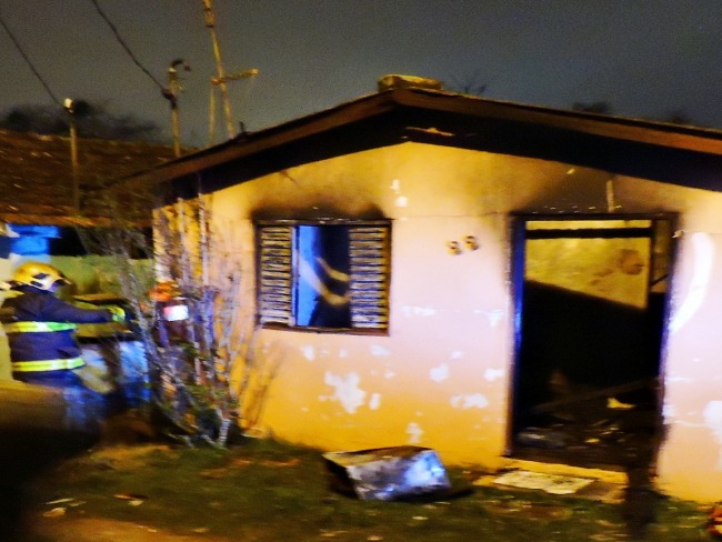 Casa incendiada na vila Vicentinos em Tupanciret