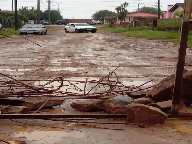 Moradores bloqueiam rua do bairro Moraes