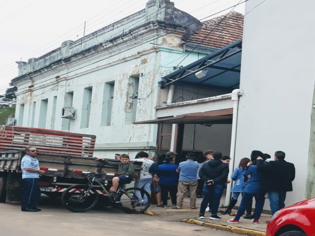 Eleitores enfrentam fila e reclamam de demora para votar