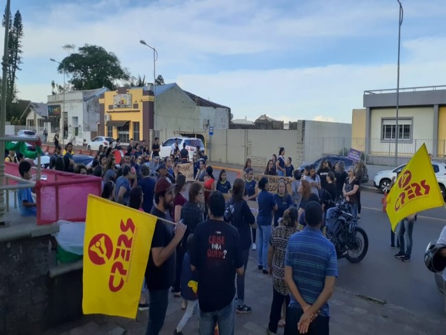 Vídeo: servidores em greve realizam caminhada na área central