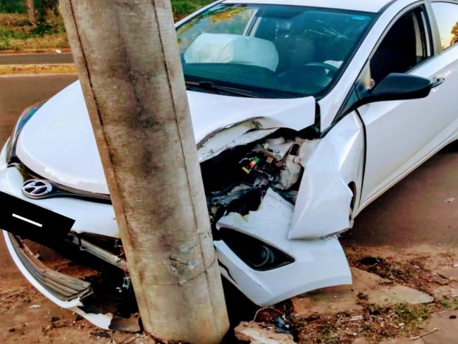 Carro colide em poste na rea central de Tupanciret