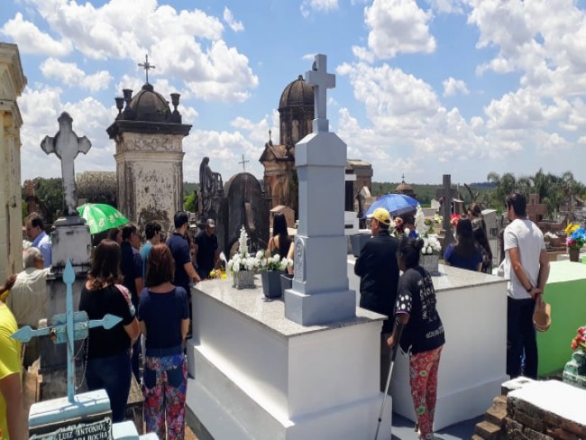 Familiares e amigos se despedem de Renato Carvalho 