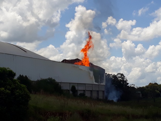 VÍDEO: incêndio atinge parte de galpão da empresa Sementes Estrela