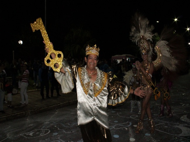 Desfile de carnaval rene folies na Vaz Ferreira   