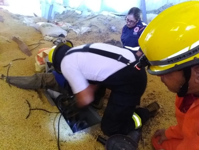 Funcionrio de cerealista fica com o p preso a sistema de caracol 