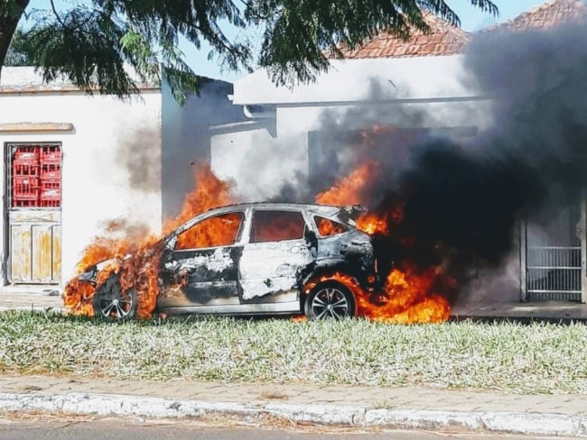 Carro pega fogo na Avenida Rio Branco  