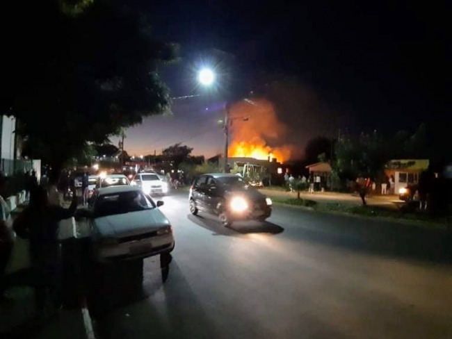 Incndio de grandes propores consome casa na Avenida Padre Roque Gonzles 