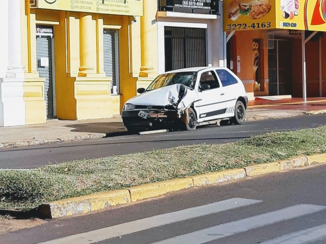 Veculo colide contra poste na Avenida Vaz Ferreira 