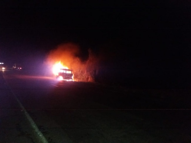 VÍDEO: kombi fica destruída após pegar fogo na BR-158 