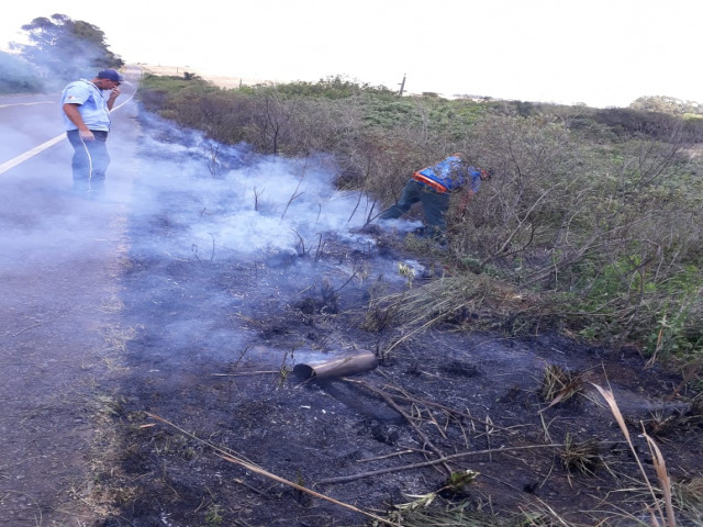 Bombeiros Voluntrios combate incndio em vegetao