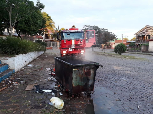 Vandalismo: trs containers so incendiados na rea central 