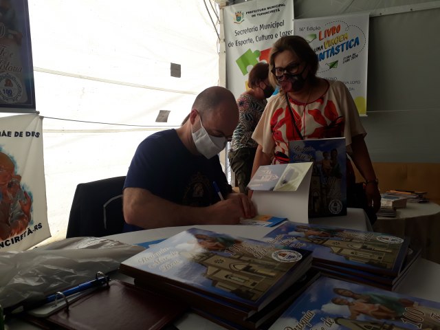 Feira do Livro: Parquia Me de Deus lana livro para eternizar centenrio 