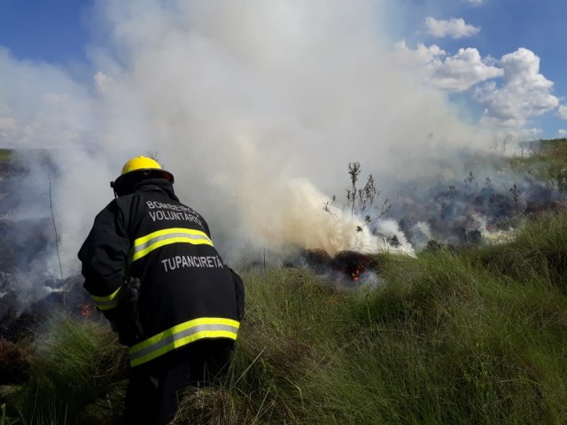 UBVT combate incêndio em área rural 
