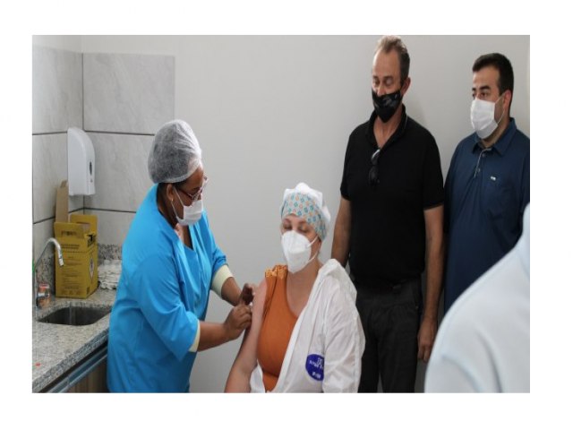 Tcnica de enfermagem, que atua no ESF-4, foi a primeira a receber imunizao contra a Covid-19 em Tupanciret