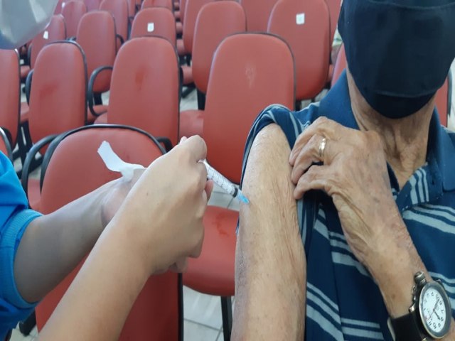 Casa de Cultura recepciona idosos para aplicao da segunda dose de vacina contra Covid-19