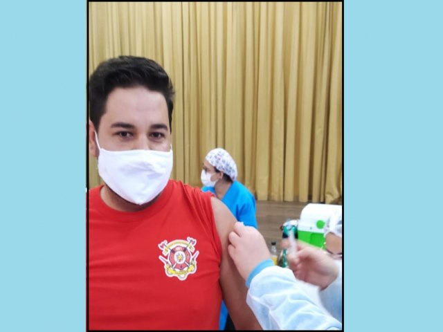 Mais jovem bombeiro voluntário de Tupã recebe a primeira dose da vacina contra a covid-19 