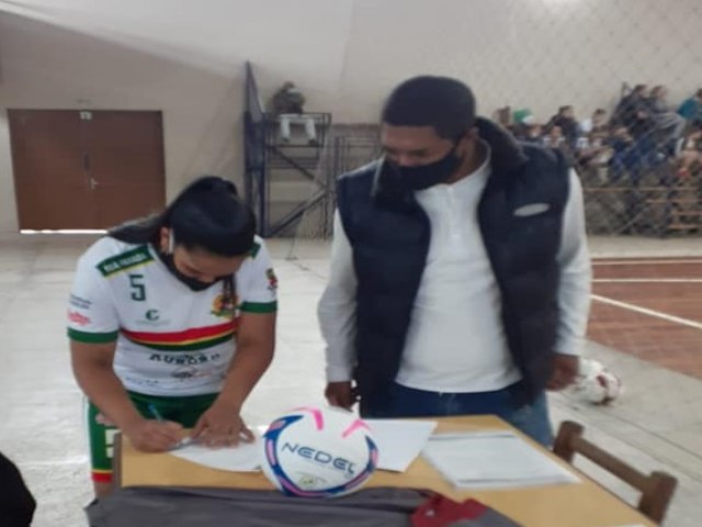 Andressa Mello assina contrato com empresa de material esportivo