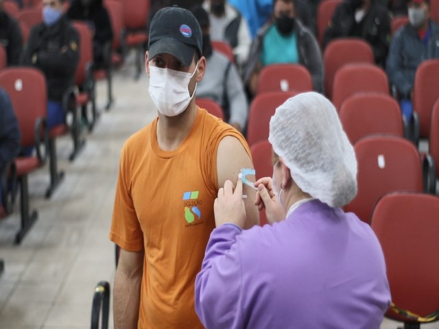 Trabalhadores de limpeza urbana e caminhoneiros comeam a ser vacinados nesta quarta (2)